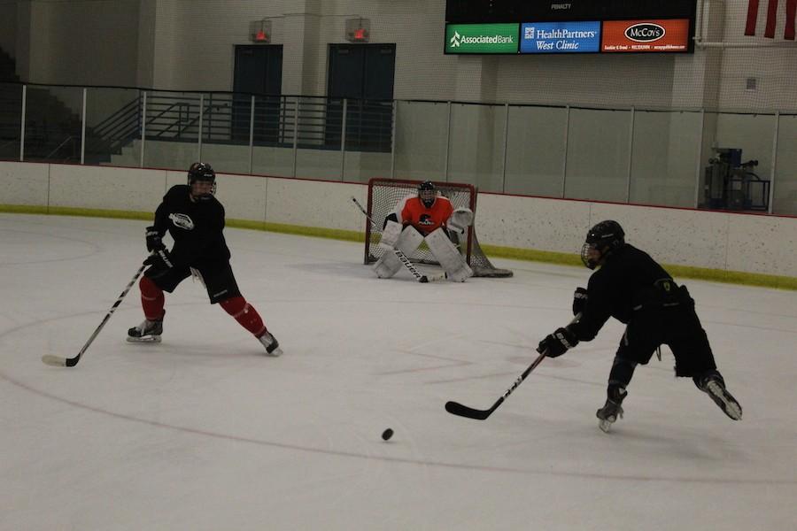 Varsity+junior+Bauer+Neudecker+and+Brody+Ilstrup+practice+one-on-ones+at+practice+Nov.+3.+The+first+game+takes+place+7+p.m.+Nov.+20+at+the+Rec+Center.
