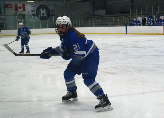Sophomore+Sarah+Mccallon+gets+ready+to+receive+the+puck+during+the+hockey+game+against+Minneapolis+Dec.+7.+Hopkins-Park+won+3-1.