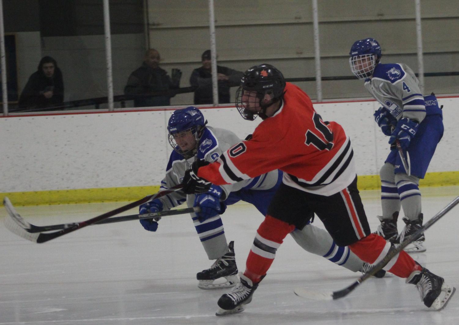 Freshman benefits from varsity hockey experience – The Echo