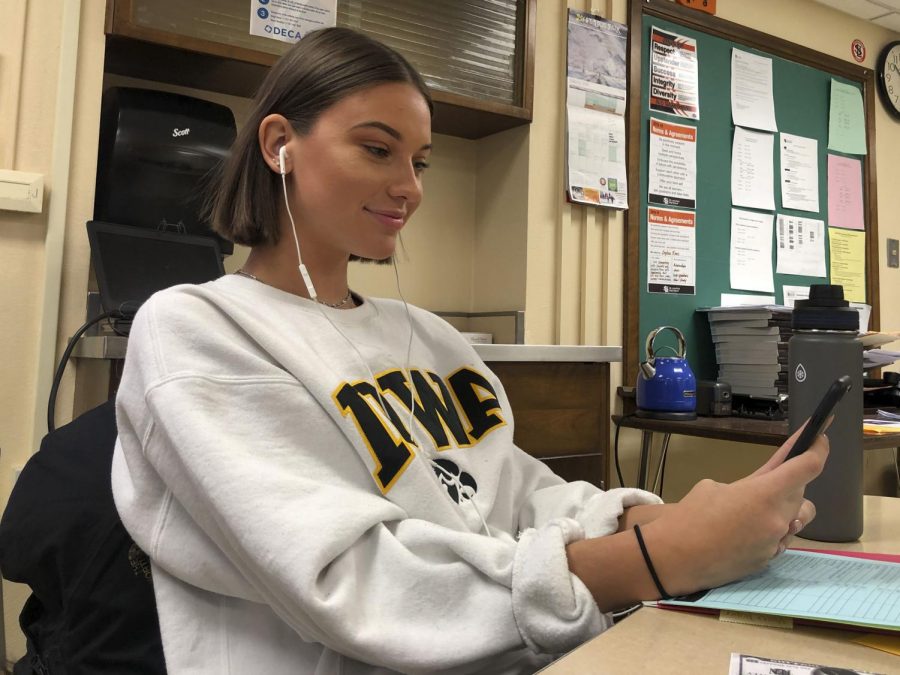 Senior Violet Huber listens to music while in advisory. According to Huber, her favorite genre is hip-hop and rap.
