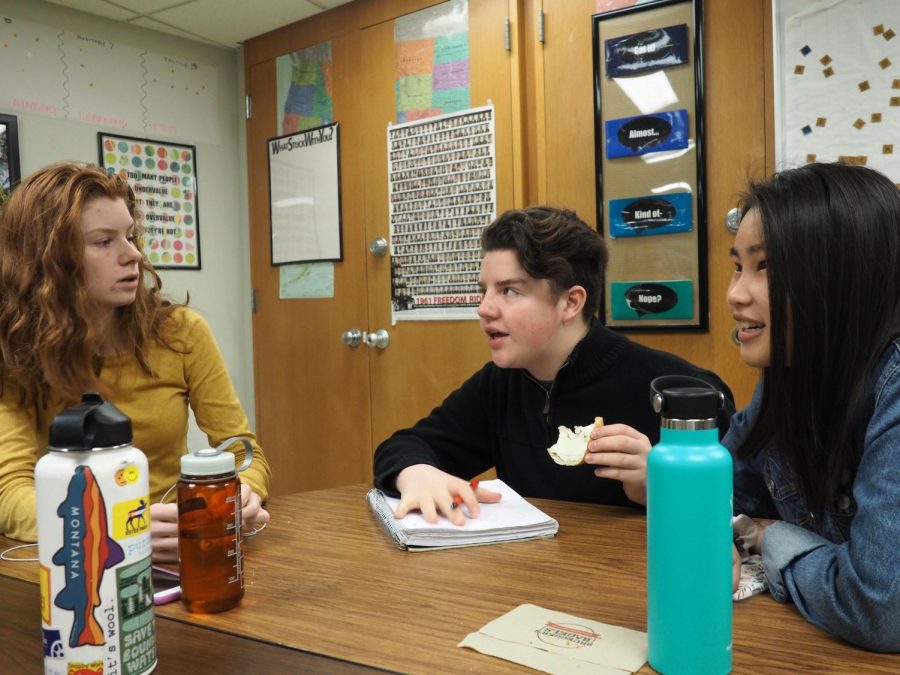 Sophomore+Student+Council+members+Isaac+Scott%2C+Grace+Fahey+and+Li+Livdahl+discuss+ideas+for+the+upcoming+Sno+Daze+week.+Student+Council+leads+activites+every+day+leading+up+to+the+dance+Feb.+23.