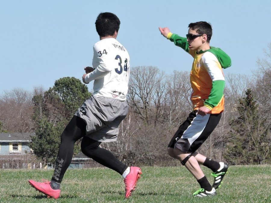 Senior ultimate crush player Jack Ostrovsky signals to teammate to pass the disc during a game in the 2018 season. The team has been doing extra training drills to improve its strength for the 2019 season.