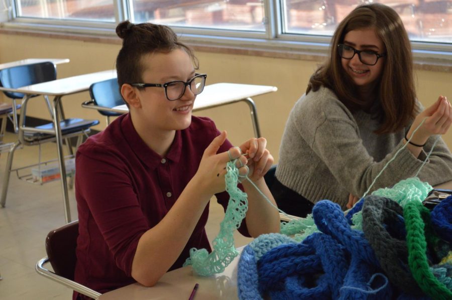 Sophomore Gaby Beilke knits during a yarn club meeting March  21. According to Beilke, this was the clubs fourth time joining together. 