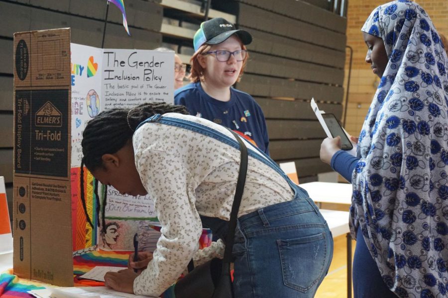 Senior Al Woida speaks with freshmen about the Gay Straight Alliance at the activities fair Aug. 28. Freshmen had the opportunity to speak with upperclassmen about extracurriculars they are in to find the perfect sport, activities and clubs for them.