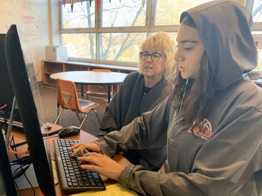 Adviser of the Learning Lab Kari Conroy helps senior Mya Quiñones with her essay Nov. 5. Conroy helps students with a variety of writing related tasks.