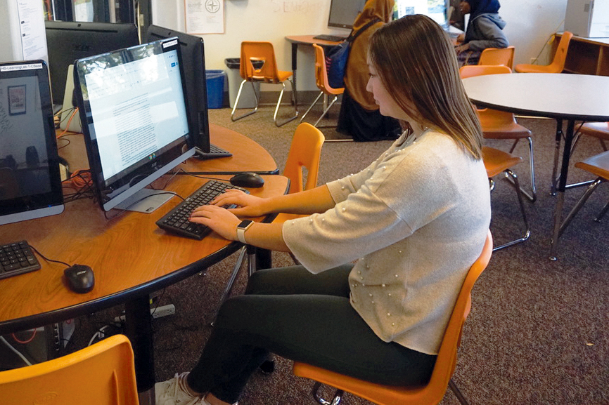 Junior Emma Amon works on a computer in the writing lab. Students have been experiencing Wi-Fi issues.