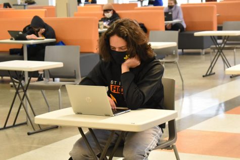 Students study in the lunchroom Dec. 16. Virtual learning can have negative effects on both mental and physical health.