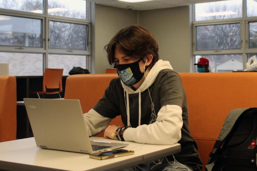 Junior Tommy Hiemenz works on his computer in the Oriole Study Nest Dec. 29. Starting Jan. 7, students can sign. up to receive help after school.