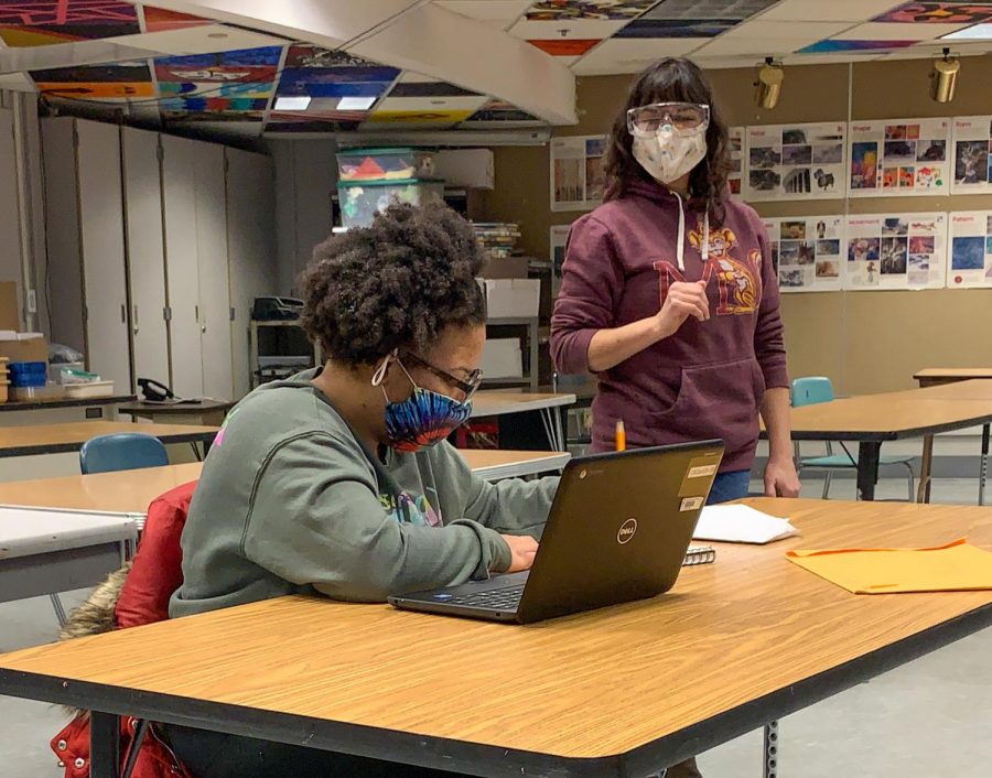 Art teacher Angela Jacob talks to a student during an asynchronous class Feb. 23. The Echo Editorial Board is in favor of keeping Park’s current schedule and believes switching to a fully synchronous schedule would be unhelpful to students.