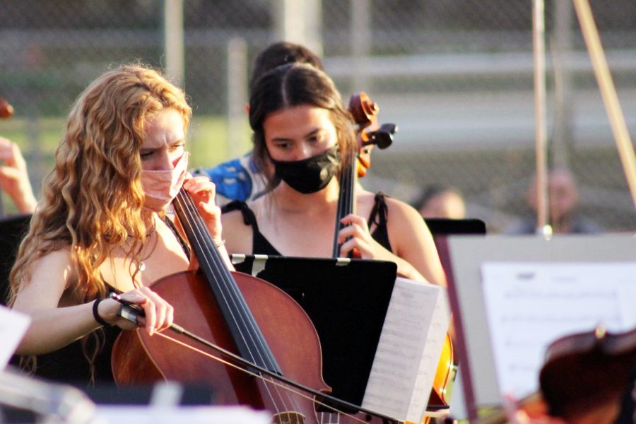 Seniors Alanna Franklin and Abby Meyer play the cello at the spring orchestra concert June 3. The concert took place outside of the school. 