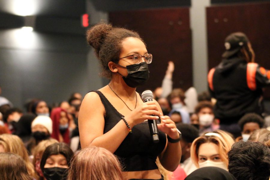 Senior Kim Parkinson shares thoughts during open forum Nov. 9. Students in SOAR hosted the safe space to discuss racism at Park and the white faculty member who said the N-word. 