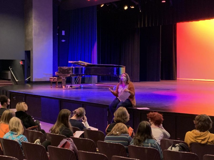 Thespian adviser Jodi Schifsky talks to thespians at a Nov. 29 Winter One Act interest meeting. At the meeting, Schifsky introduced the play “These Shining Lives.”