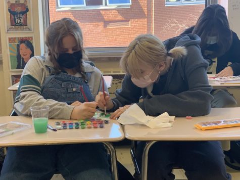 Freshman Kajsa Elias and Mae Guttenfelder paint during Lindsey Meyers Action Thursday. Action Thursday allows students to explore hobbies during their Park Connections period.