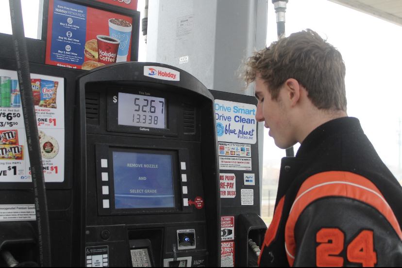 Sophomore Henry Salita pays for gas April 21. Salita is one of many students affected by the increased prices.