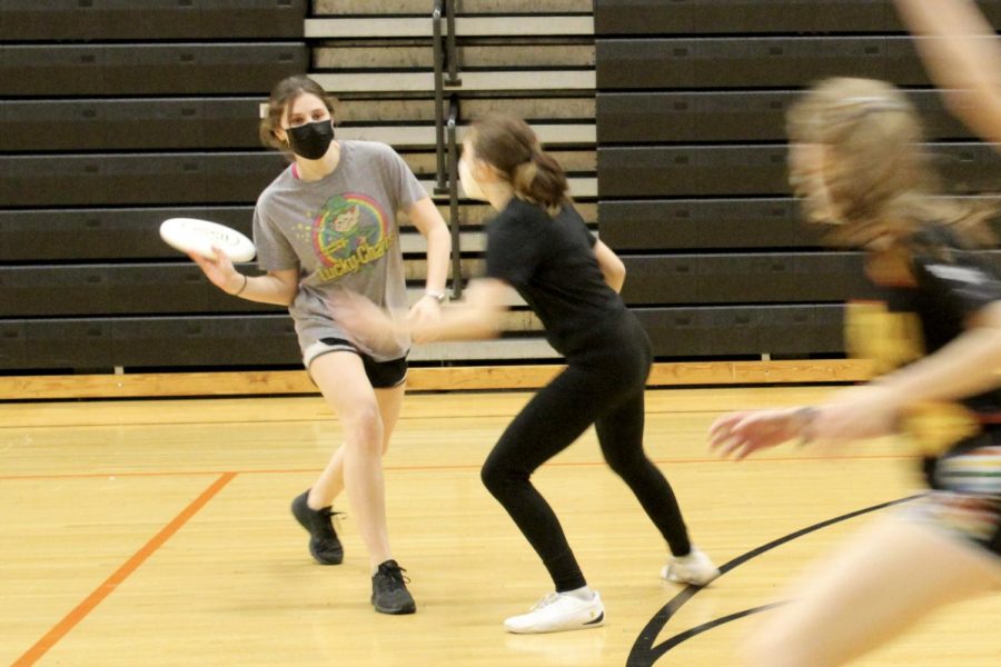 Junior Isabel Nathan practices throwing a frisbee during ultimate practice April 13. Due to lack of MNHSL distinction, ultimate frisbee is not categorized as a sport.