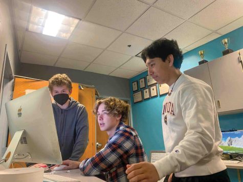 Seniors Oliver Smith, Tenzin Gyaldatsang, and Colin Canaday collaborate on a story April 22. Echo won the 2022 online pacemaker award for their website.