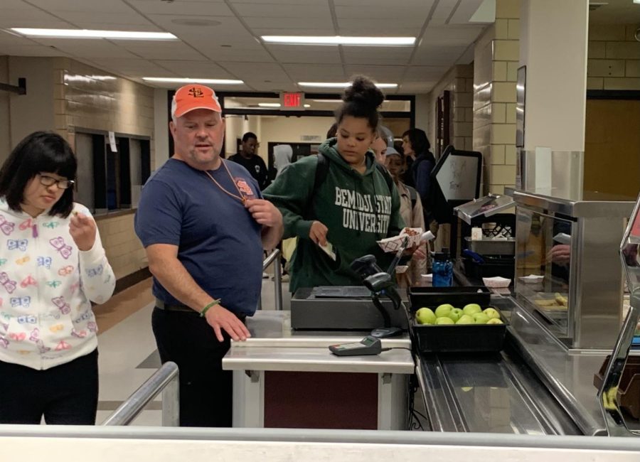 Patra Bakalars and Coralee Arnolds pay for school lunch Sep. 29. In the 2022-2023 school year school lunch is no longer free. 