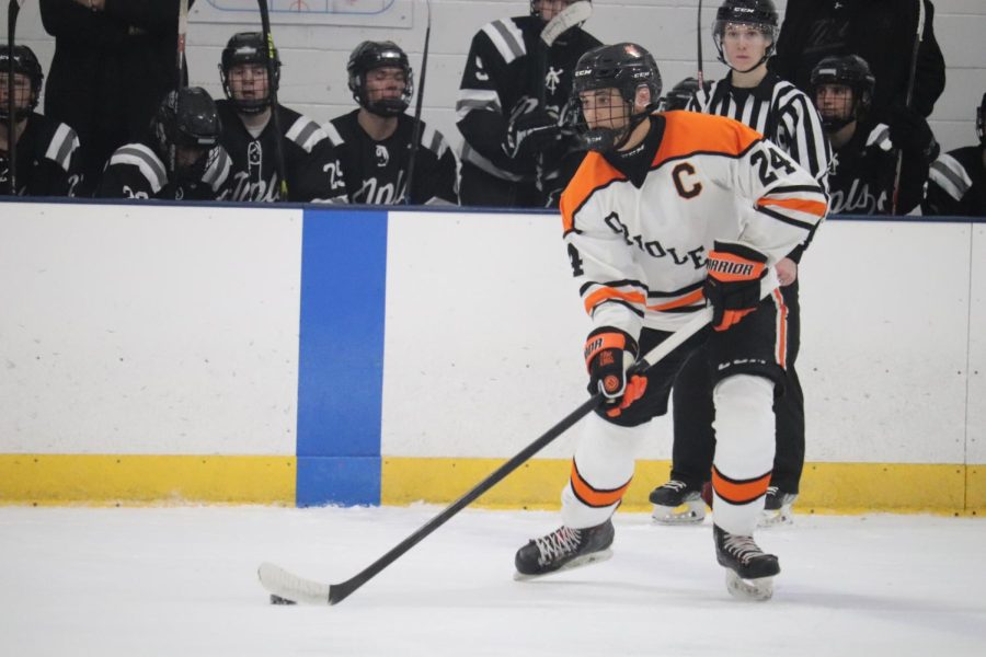 Senior Mason Amelse controls the puck in the Orioles’ offensive zone. Park took on Minneapolis at home in a tie game Dec. 23. 