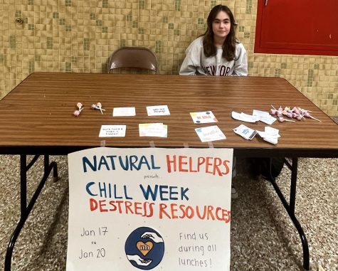 Sophomore Chloe Lorentz takes part in Natural Helpers by handing out lollipops Jan 17. Natural Helpers created “Chill Week” in order to help students with the stress of finals. 