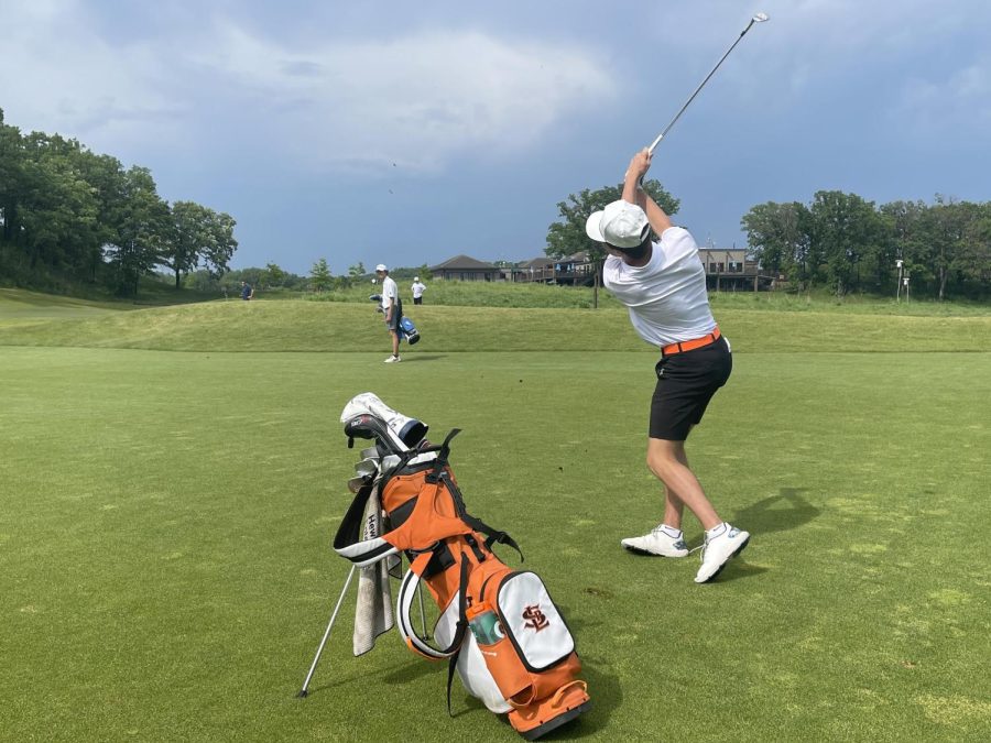 Senior+Teddy+Dahlin+hits+his+approach+shot+on+the+18th+hole+at+Braemar+golf+course+on+June+1.+Park+placed+3rd+in+the+section+after+the+first+tournament+day.