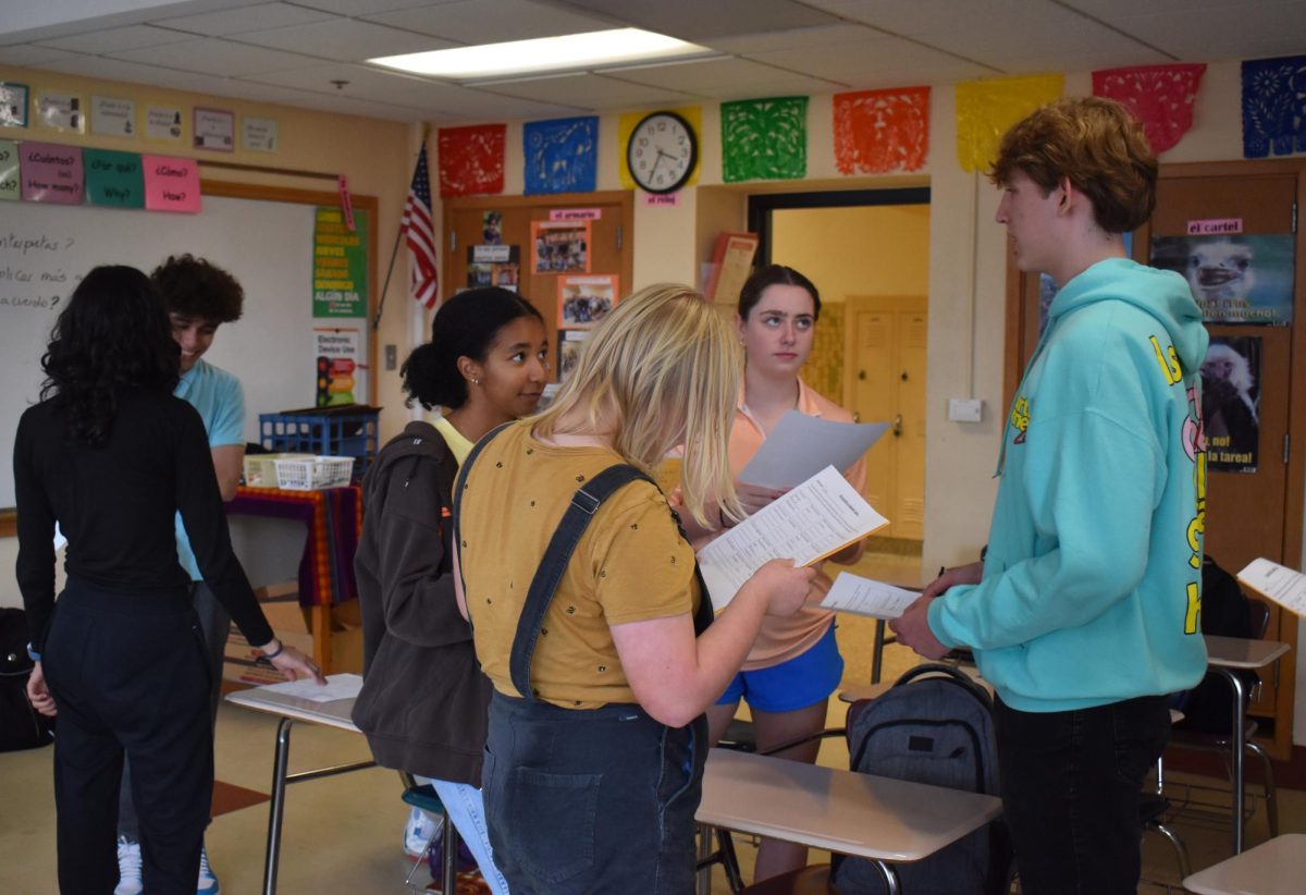 Spanish club members ask each other questions Sep. 28. They later partook in a country quiz and a flag scavenger hunt.