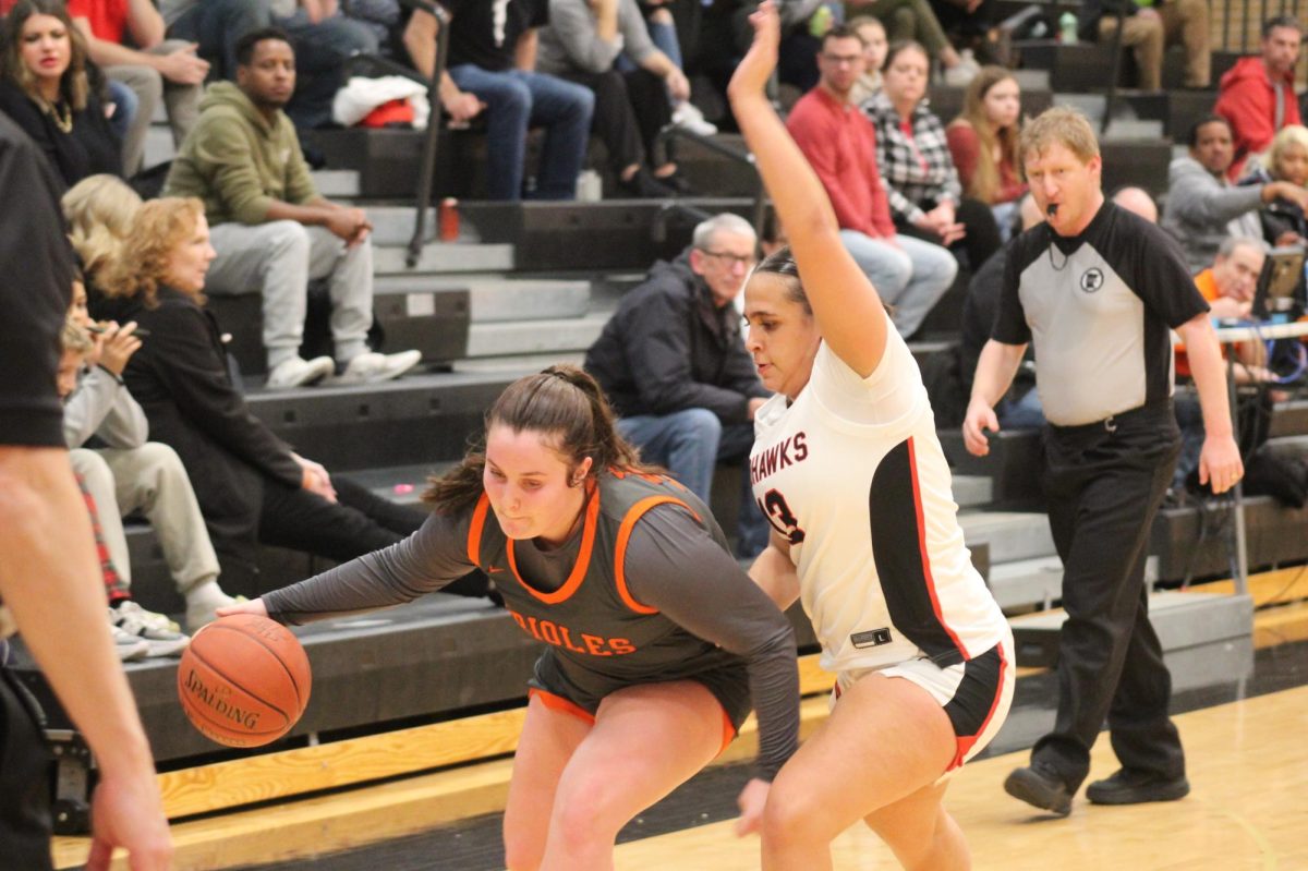 Junior+Bella+Miller+drives+to+the+basket+Dec.+15.+Park+girls+basketball+lost+by+a+large+margin+of+95-53+against+Minnehaha+Academy.