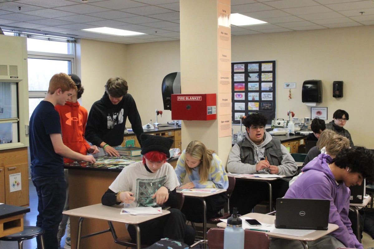 Alex Polk’s fifth hour IB Chemistry class Dec. 18. The class size affects the difficulty in teachers ability to help and teach every student.