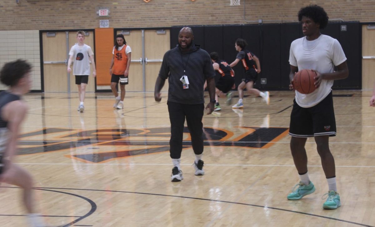 New boys basketball head coach Arsenio Richardson watches the team do drills Jan. 29. This is his first year as the boys varsity basketball coach as he was previously the girls varsity basketball head coach. 