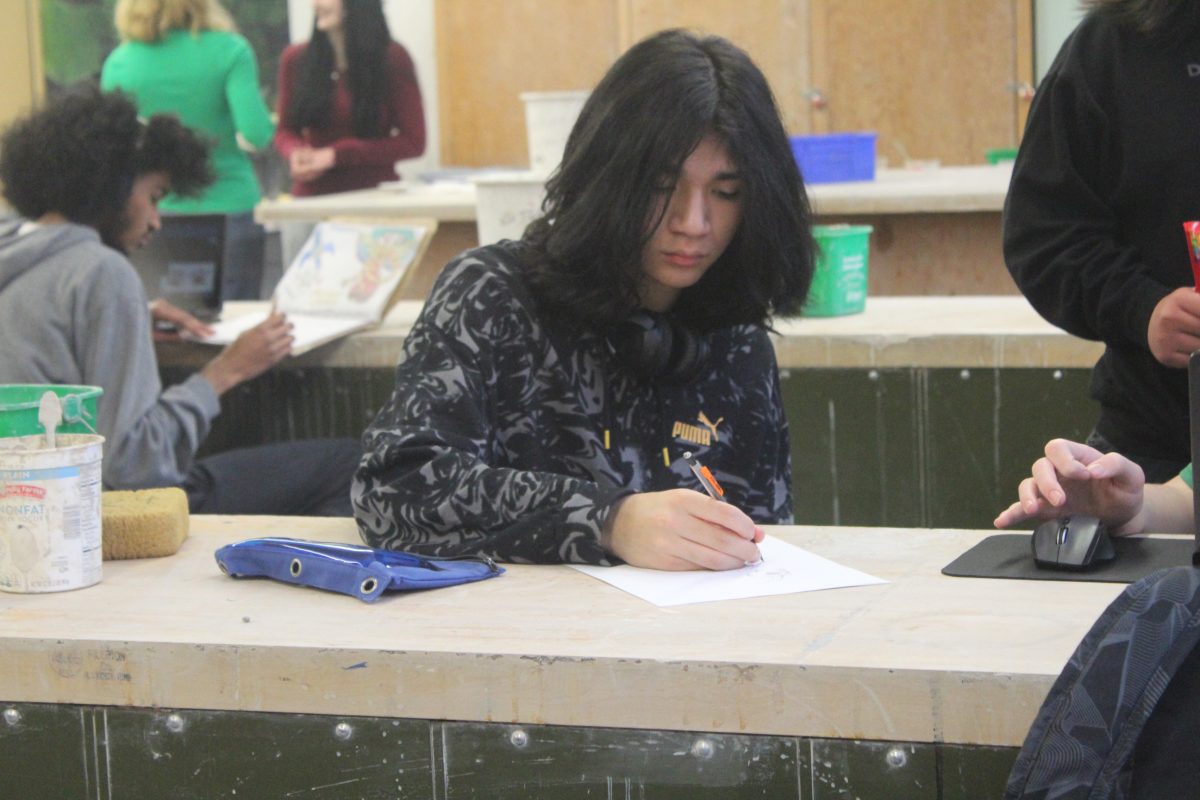 Minh Ochoa works on a sketch at Art Club on March 1. Many Park students gather for the club after school every Tuesday.