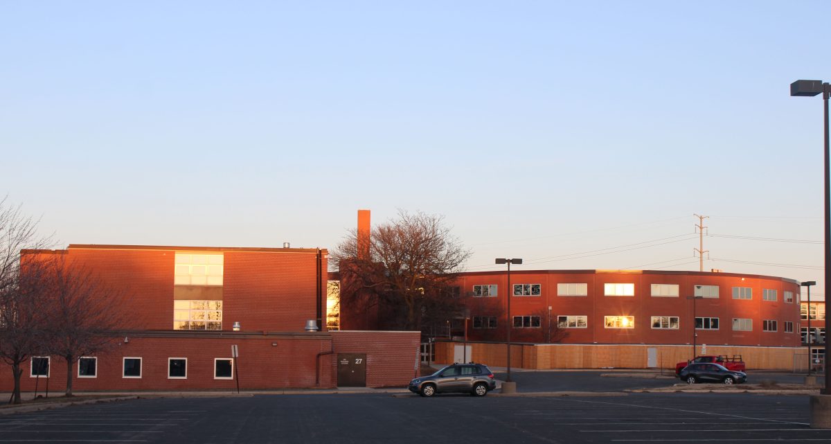 The+sun+sets+early+in+Parkss+student+parking+lot+due+to+daylight+savings+March+12.+Students+adjust+to+the+time+change+as+the+school+year+continues.