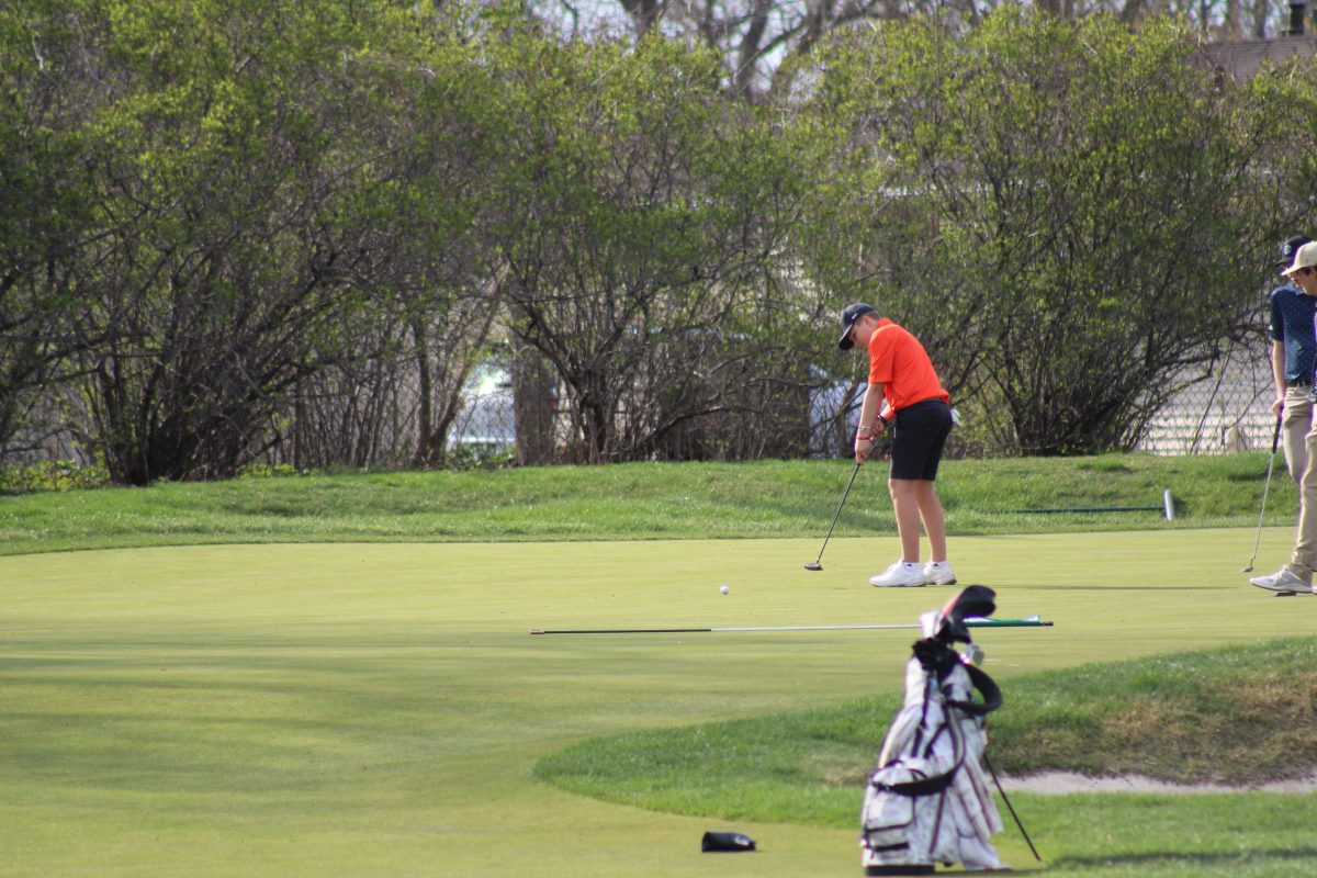 Freshman+Preston+Miller+prepares+to+putt+the+ball+into+the+hole+Apr+22.+Park+placed+4th+out+of+8+teams+at+Minneapolis+Golf+Club.