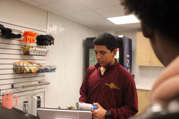 Senior Franklin Inamagua holds an ice cold Bubblr in preparation to hand it to a student. The new Storiole opened up early in the week of Nov. 18-22.