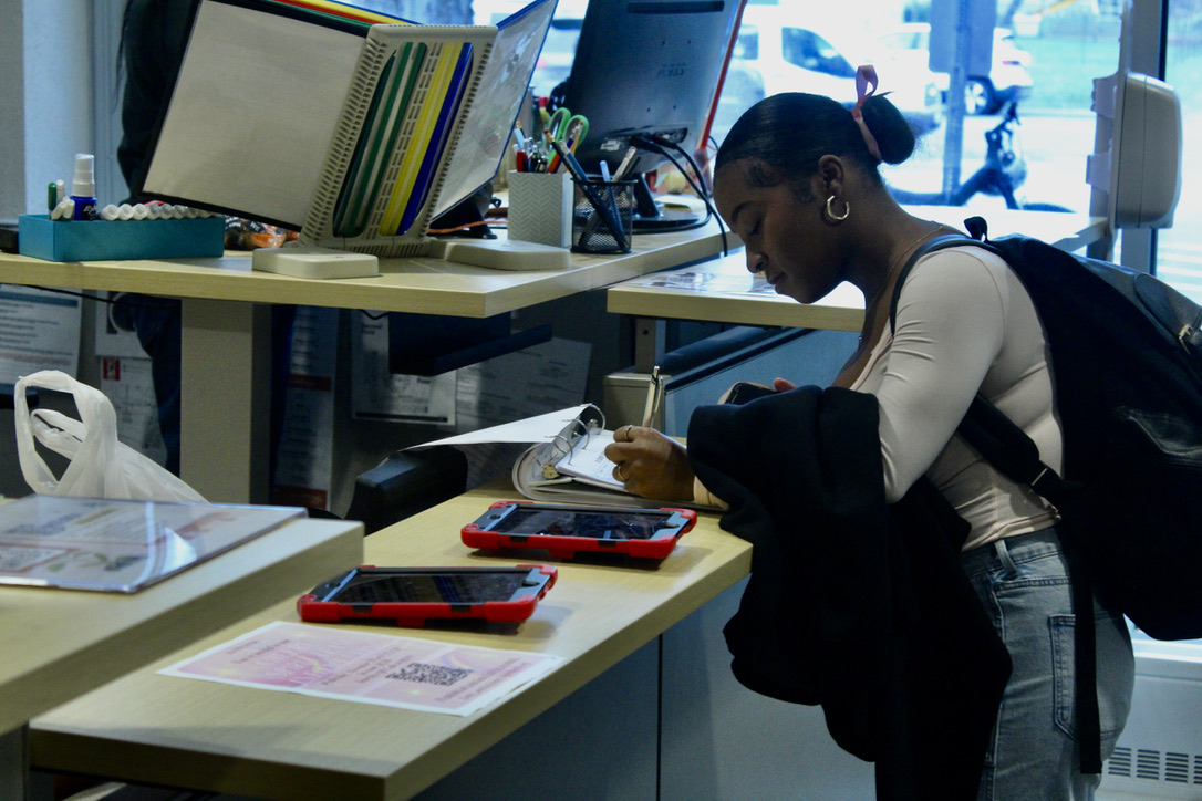 Junior Mari Jennings checks out of school for the day Nov. 25. Starting Dec. 9, Park is implementing a new attendance method where parents can email the office to excuse students instead of filling out a google form.